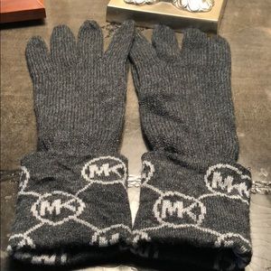 MICHAEL KORS GLOVES 🧤